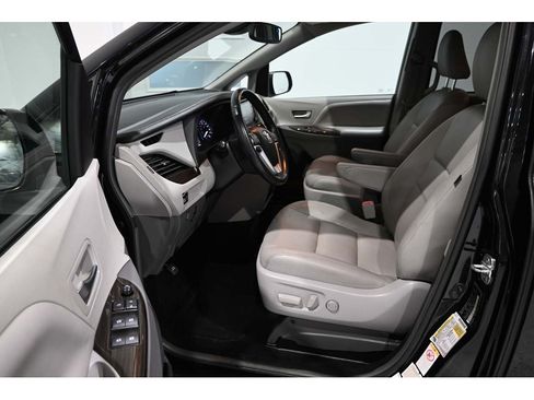 Used 2019 Toyota Sienna XLE FWD image 13