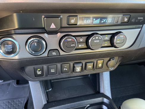 Used 2020 Toyota Tacoma TRD Sport w/ TRD Premium Sport Package AWD/4WD image 22