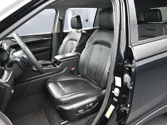 Used 2023 Jeep Grand Cherokee L Limited AWD/4WD image 11