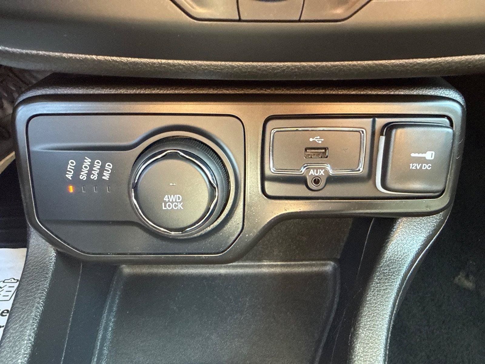Used 2023 Jeep Renegade Latitude AWD/4WD image 21