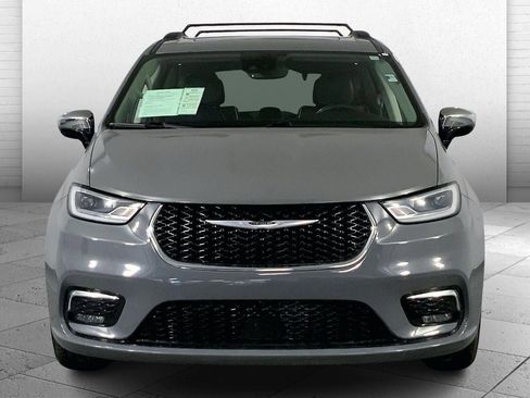 Used 2023 Chrysler Pacifica Limited image 2