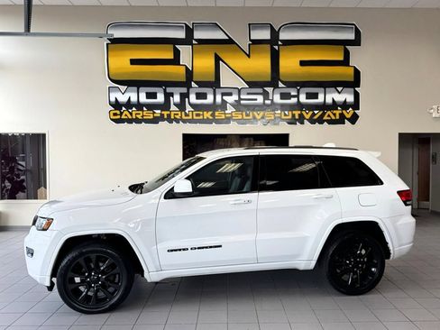 Used 2017 Jeep Grand Cherokee Altitude AWD/4WD image 4