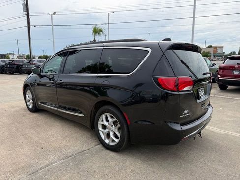 Used 2017 Chrysler Pacifica Touring-L w/ Tire & Wheel Group FWD image 3