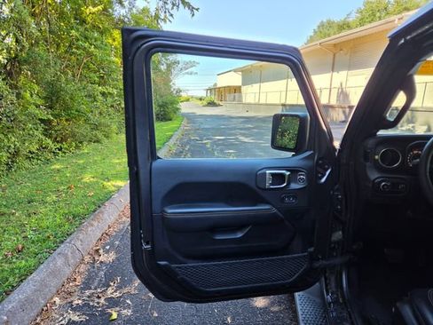 Used 2025 Jeep Wrangler Unlimited Sahara AWD/4WD image 13