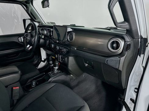 Used 2019 Jeep Wrangler Unlimited Sahara AWD/4WD image 31