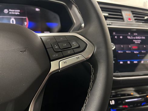 Used 2023 Volkswagen Tiguan SE w/ Panoramic Sunroof Package image 32