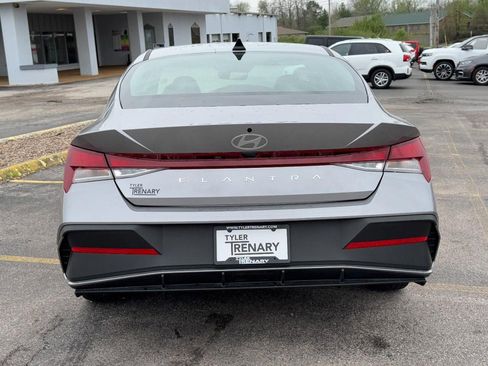 Used 2025 Hyundai Elantra SE image 8