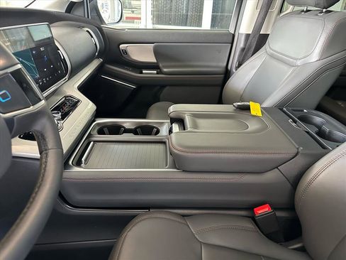 Certified 2025 Ford Expedition Active image 21