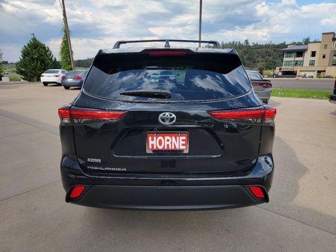 Used 2022 Toyota Highlander L FWD image 12