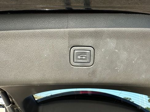 Used 2023 Buick Enclave Essence w/ Experience Buick Package FWD image 8