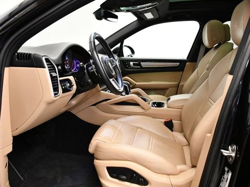 Used 2022 Porsche Cayenne Platinum Edition image 38