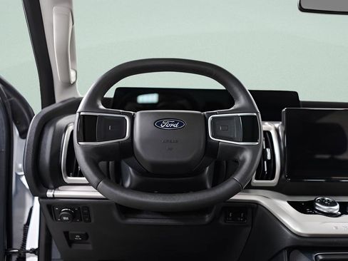 Used 2025 Ford Expedition Active image 11