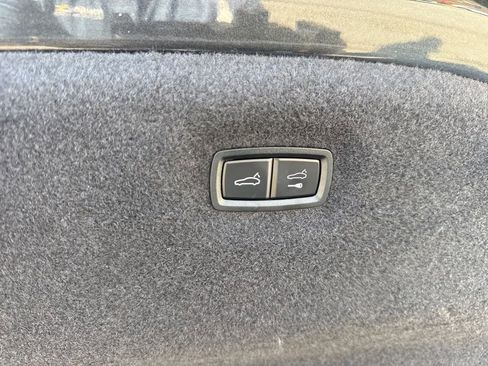 Used 2022 Porsche Taycan image 30