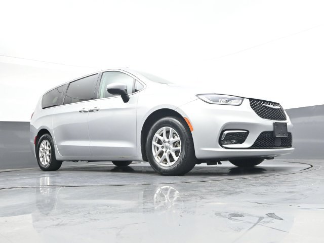 Used 2023 Chrysler Pacifica Touring-L FWD image 30