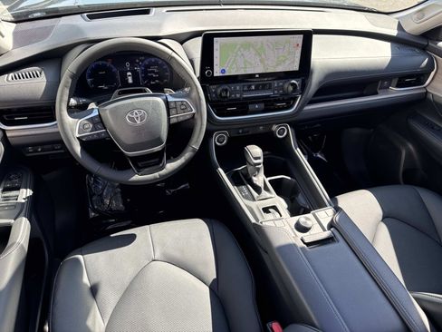 Used 2025 Toyota Grand Highlander AWD image 2