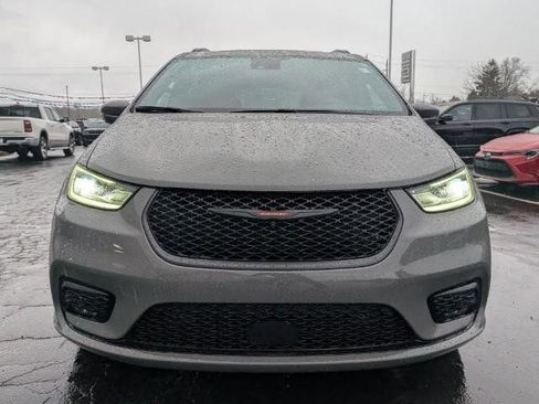 Used 2021 Chrysler Pacifica Limited w/ Uconnect Theater Family Group image 12