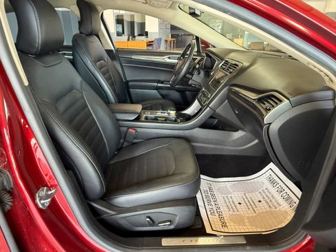 Used 2017 Ford Fusion SE w/ Fusion SE Technology Package FWD image 11