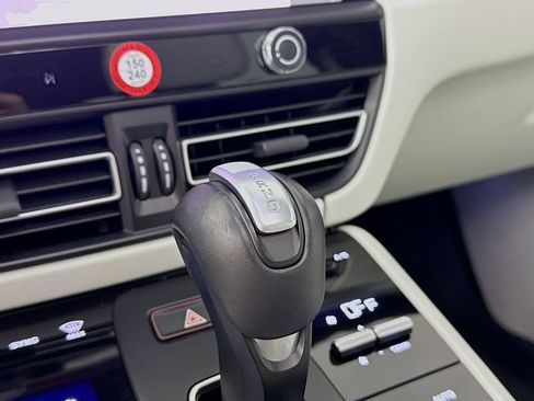 Certified 2024 Porsche Macan S AWD/4WD image 18