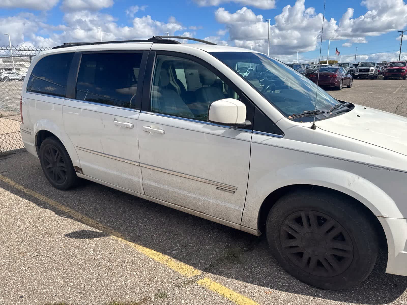 Used 2010 Chrysler Town & Country Touring FWD image 9