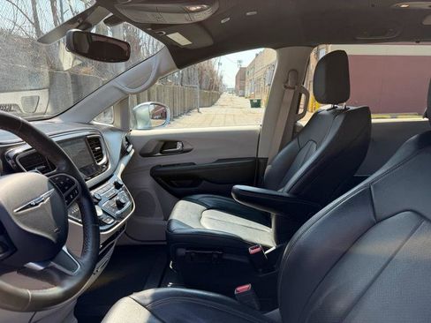 Used 2020 Chrysler Pacifica Touring-L image 22
