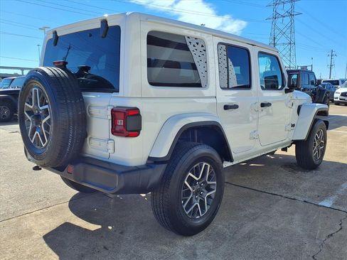 Used 2025 Jeep Wrangler Sahara image 23