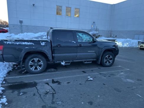 Used 2019 Toyota Tacoma TRD Sport image 11