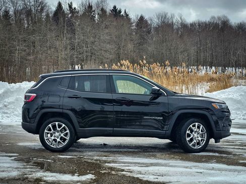 Used 2024 Jeep Compass Latitude AWD/4WD image 2