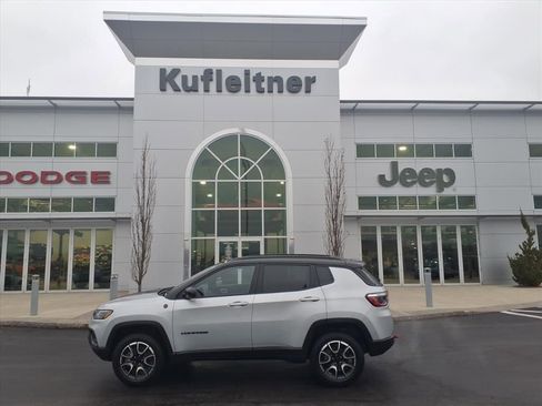 Used 2024 Jeep Compass Trailhawk w/ Sun and Sound Group AWD/4WD image 1