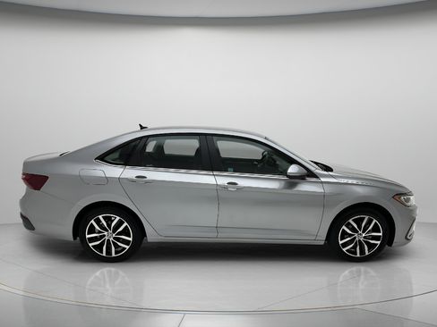 Used 2025 Volkswagen Jetta SE FWD image 6