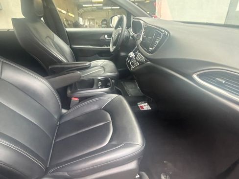 Used 2025 Chrysler Pacifica Select FWD image 22