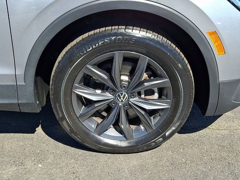 Certified 2023 Volkswagen Tiguan SE w/ Panoramic Sunroof Package AWD/4WD image 8