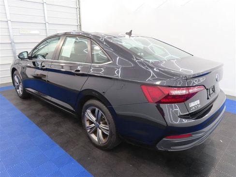 Used 2024 Volkswagen Jetta SE FWD image 6