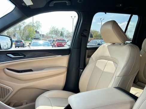 Used 2023 Jeep Grand Cherokee Limited w/ Luxury Tech Group II AWD/4WD image 31
