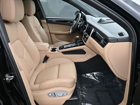 Certified 2024 Porsche Macan AWD/4WD image 27