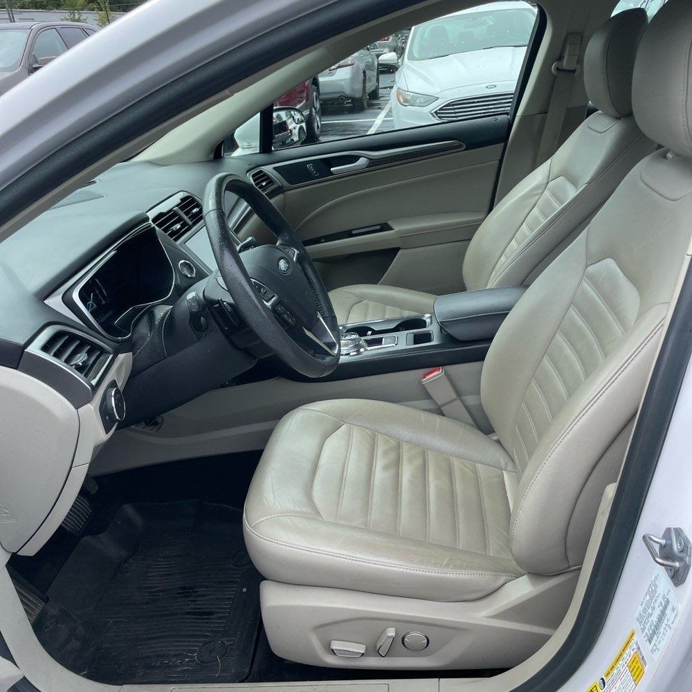 Used 2017 Ford Fusion SE w/ Fusion SE Technology Package FWD image 5