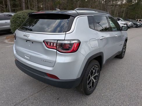 Used 2024 Jeep Compass Limited image 4