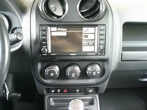 Used 2017 Jeep Patriot High Altitude AWD/4WD image 9