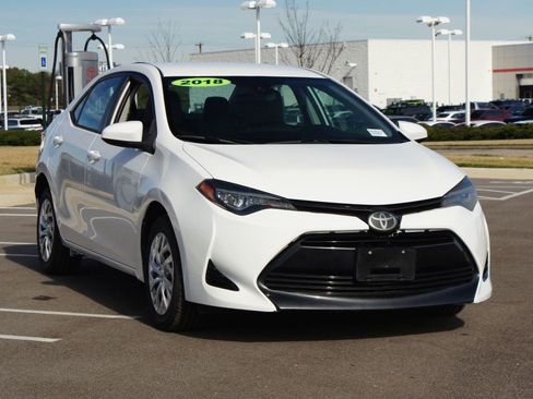 Used 2018 Toyota Corolla LE image 2