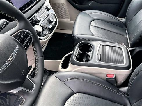 Used 2024 Chrysler Pacifica Touring-L FWD image 18