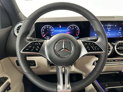 Used 2025 Mercedes-Benz GLA 250 4MATIC image 13