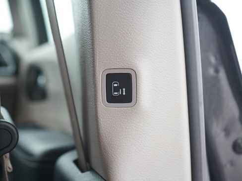 Used 2023 Chrysler Pacifica Touring-L FWD image 17