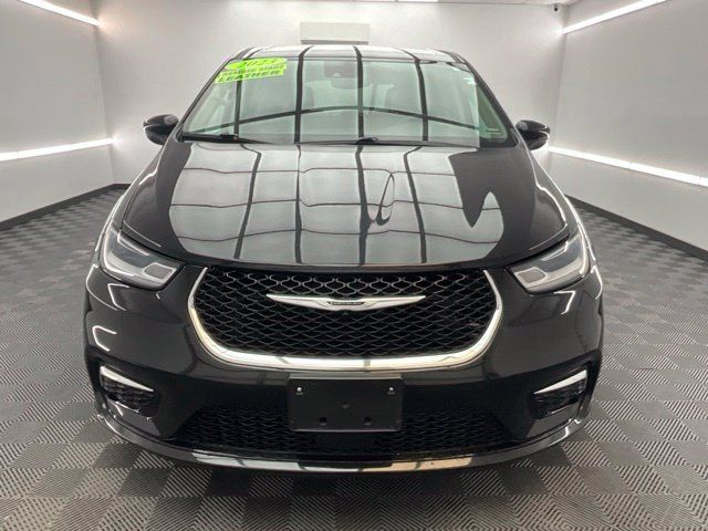 Used 2023 Chrysler Pacifica Touring-L FWD image 2