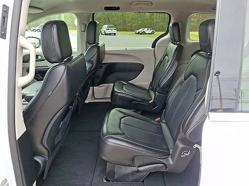Used 2024 Chrysler Pacifica Touring-L FWD image 13