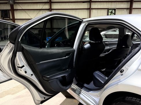 Used 2018 Toyota Camry SE FWD image 16