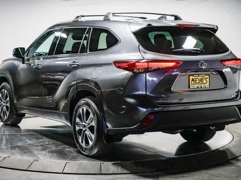 Certified 2022 Toyota Highlander XLE image 4