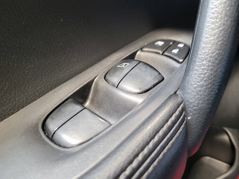 Used 2015 Nissan Rogue SV AWD/4WD image 27