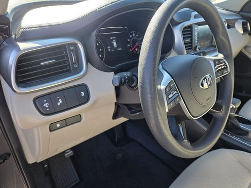 Used 2019 Kia Sorento AWD image 12