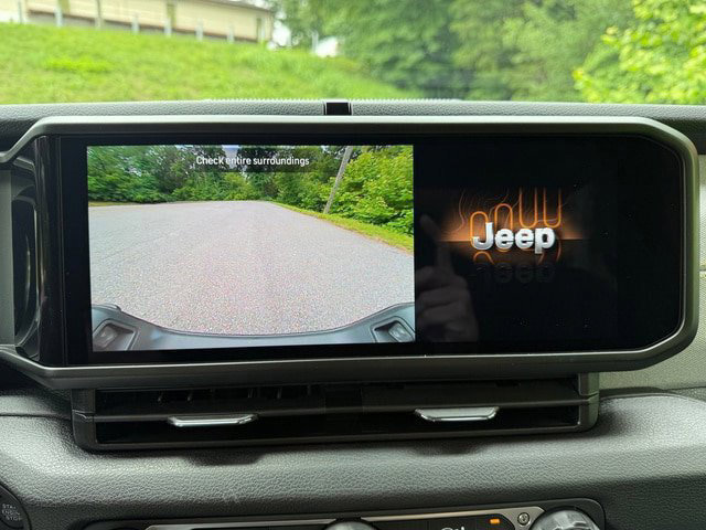 Used 2025 Jeep Gladiator Sport AWD/4WD image 23