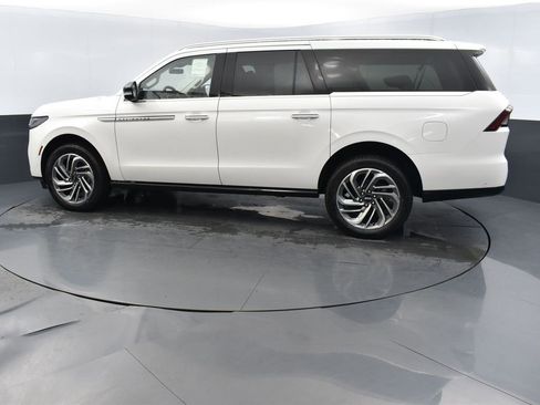 New 2025 Lincoln Navigator L Reserve image 2