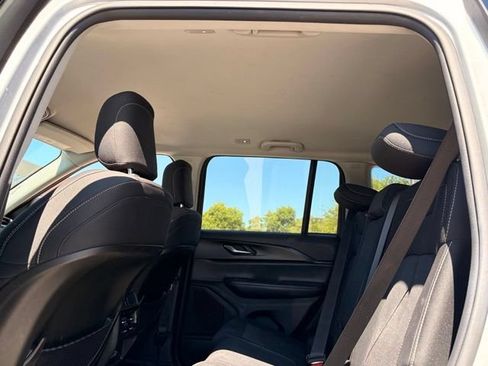 Certified 2023 Jeep Grand Cherokee Laredo AWD/4WD image 12
